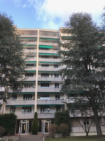 Balcon avec toile solaire