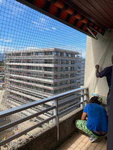Balcon avec toile solaire