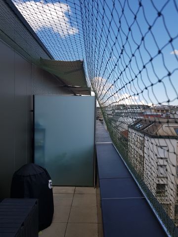 Balcon avec toile solaire