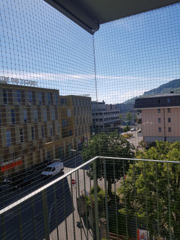 Balcon avec toile solaire