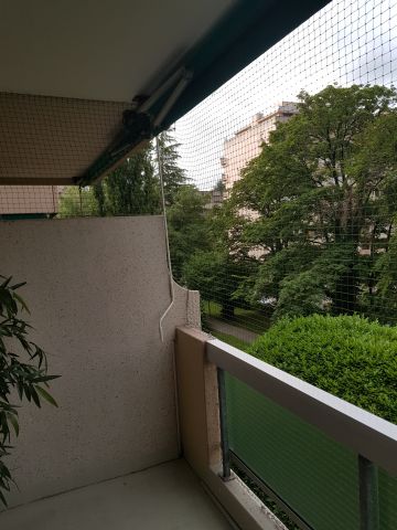 Balcon avec toile solaire