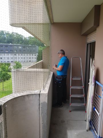 Balcon avec toile solaire