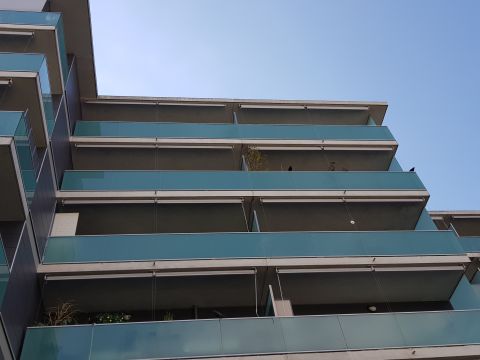 Balcon avec toile solaire