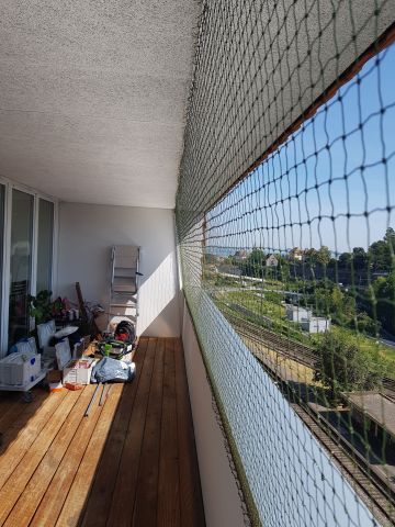 Balcon avec toile solaire