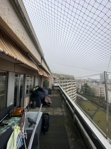 Balcon avec toile solaire