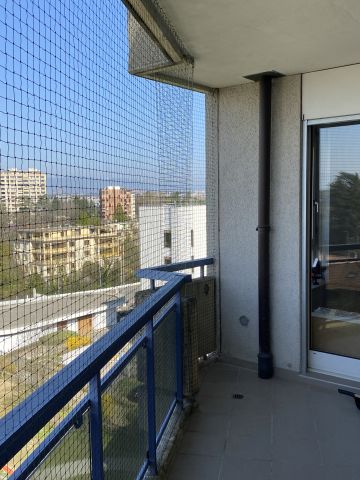 Balcon avec toile solaire