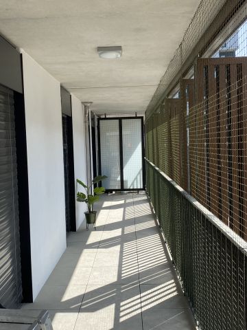 Balcon avec toile solaire