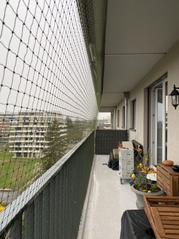 Balcon avec toile solaire