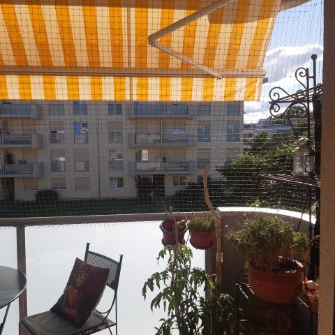 Balcon avec toile solaire