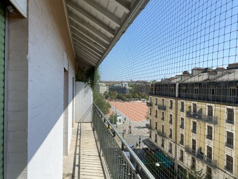 Balcon long sous avant toit