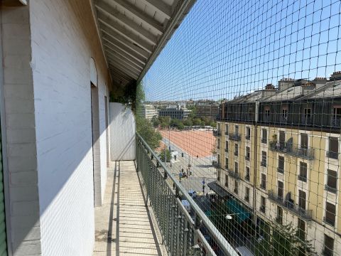 Balcon long sous avant toit