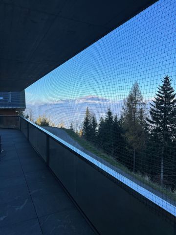 Balcon grand moderne à la montagne