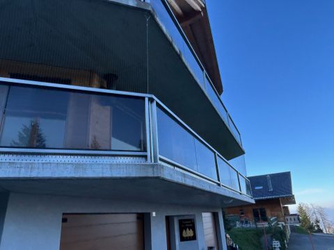 Balcon grand moderne à la montagne