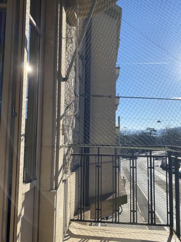 Balcon avec toile solaire spéciale