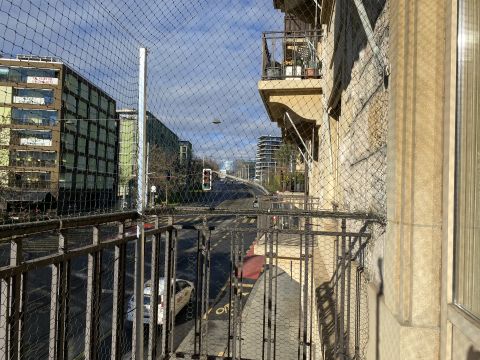 Balcon avec toile solaire spéciale