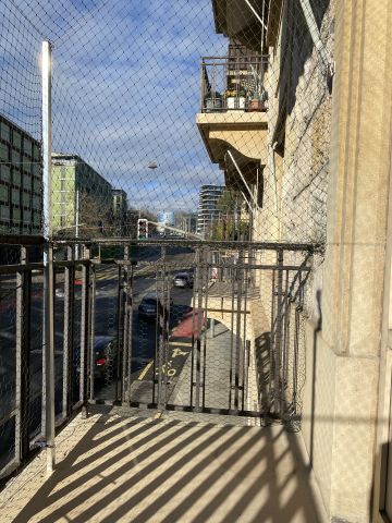 Balcon avec toile solaire spéciale