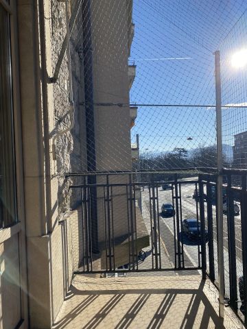 Balcon avec toile solaire spéciale
