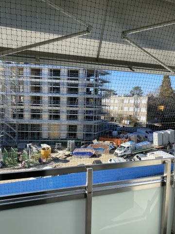 Balcon avec toile solaire