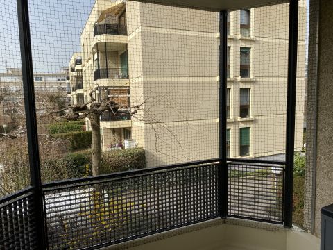 Balcon avec grille métallique