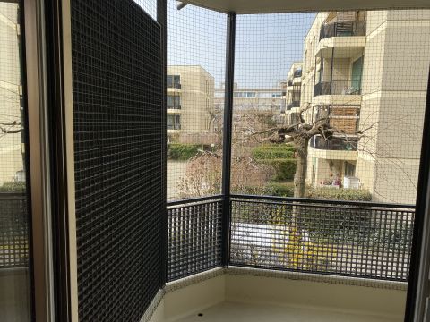 Balcon avec grille métallique