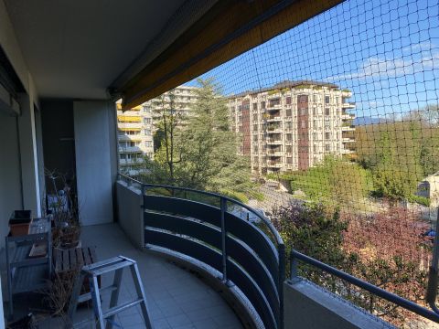 Balcon arrondi avec store