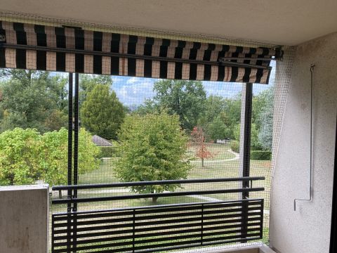 Balcon avec store