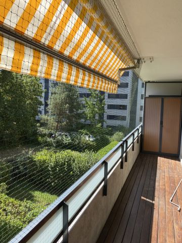 Balcon avec toile solaire