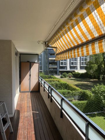 Balcon avec toile solaire