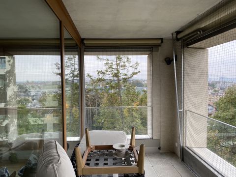 Balcon immeuble neuf avec toile solaire