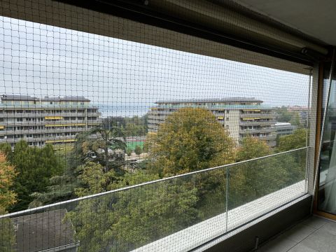 Balcon immeuble neuf avec toile solaire