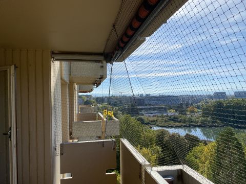 Balcon avec toile solaire