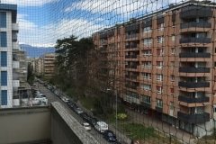 Filet de protection pour balcon vert.