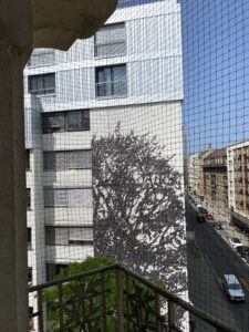 Filet de Protection pour Chat sur un balcon: 3 cotés, du sol au plafond