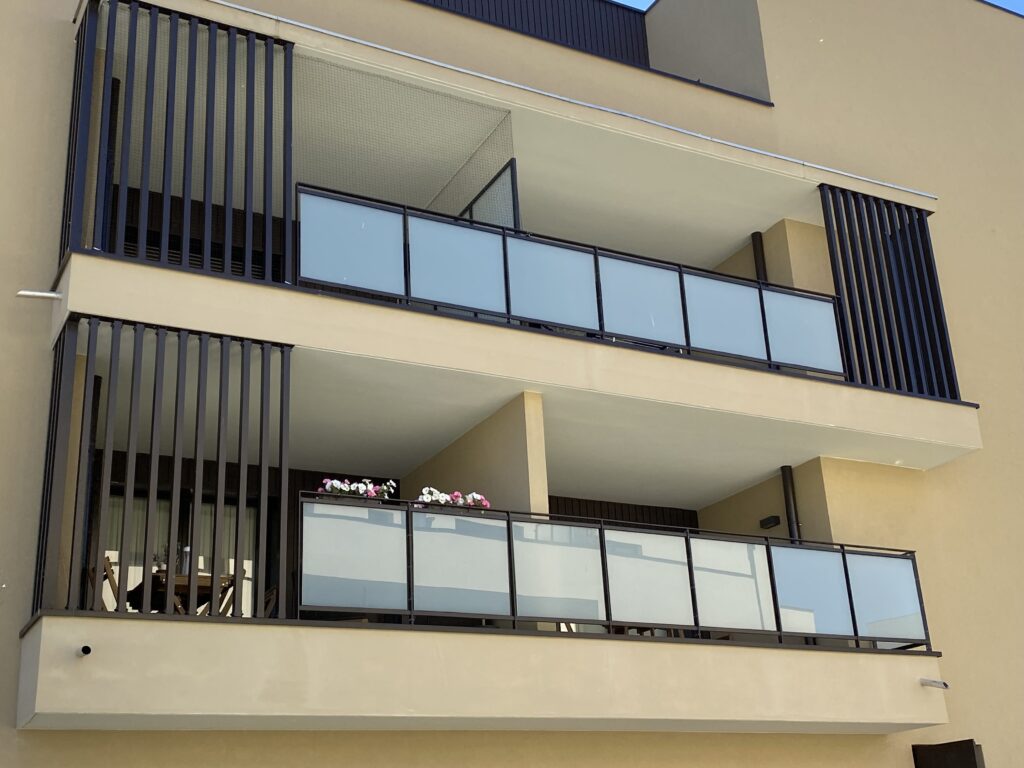 Installation hybride: percement de trous uniquement sur les éléments en béton