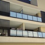 Installation hybride: percement de trous uniquement sur les éléments en béton