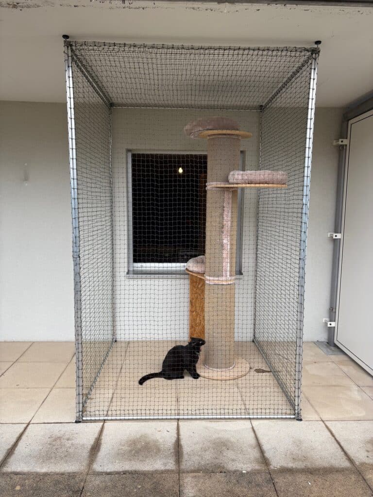 Small catio on a balcony without drilling holes