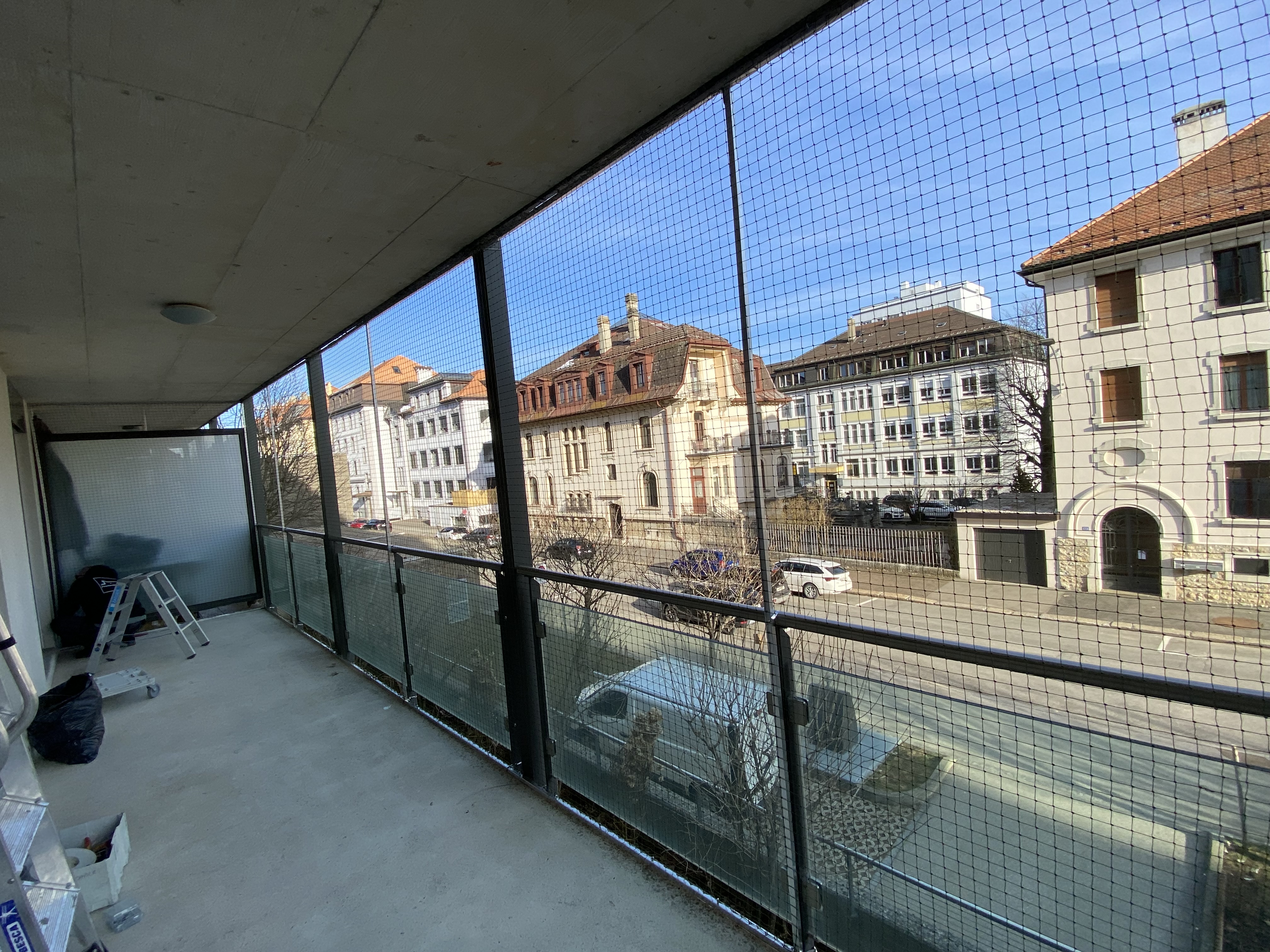 Securing a balcony without drilling holes 02