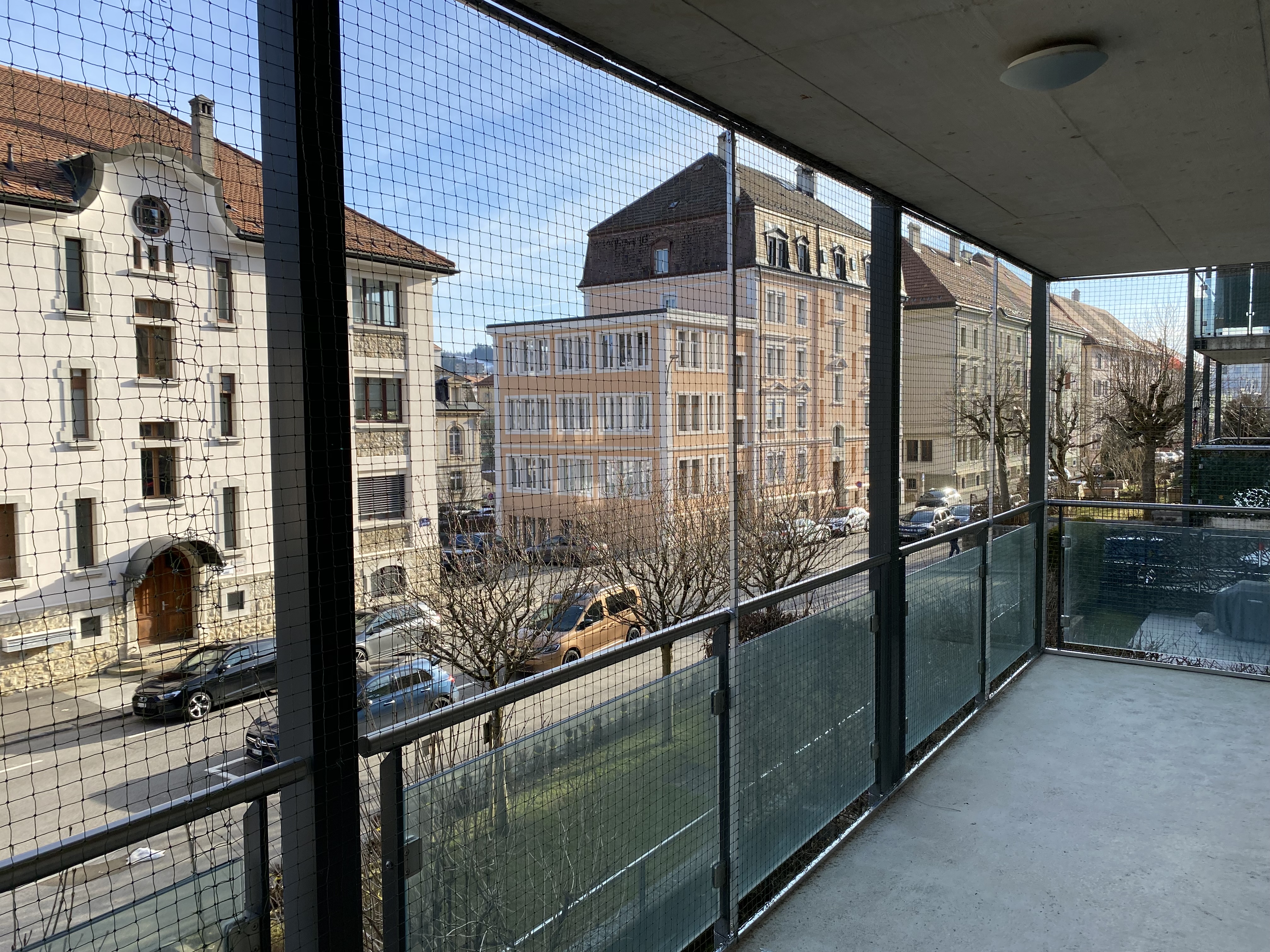 Securing a balcony without drilling holes 03