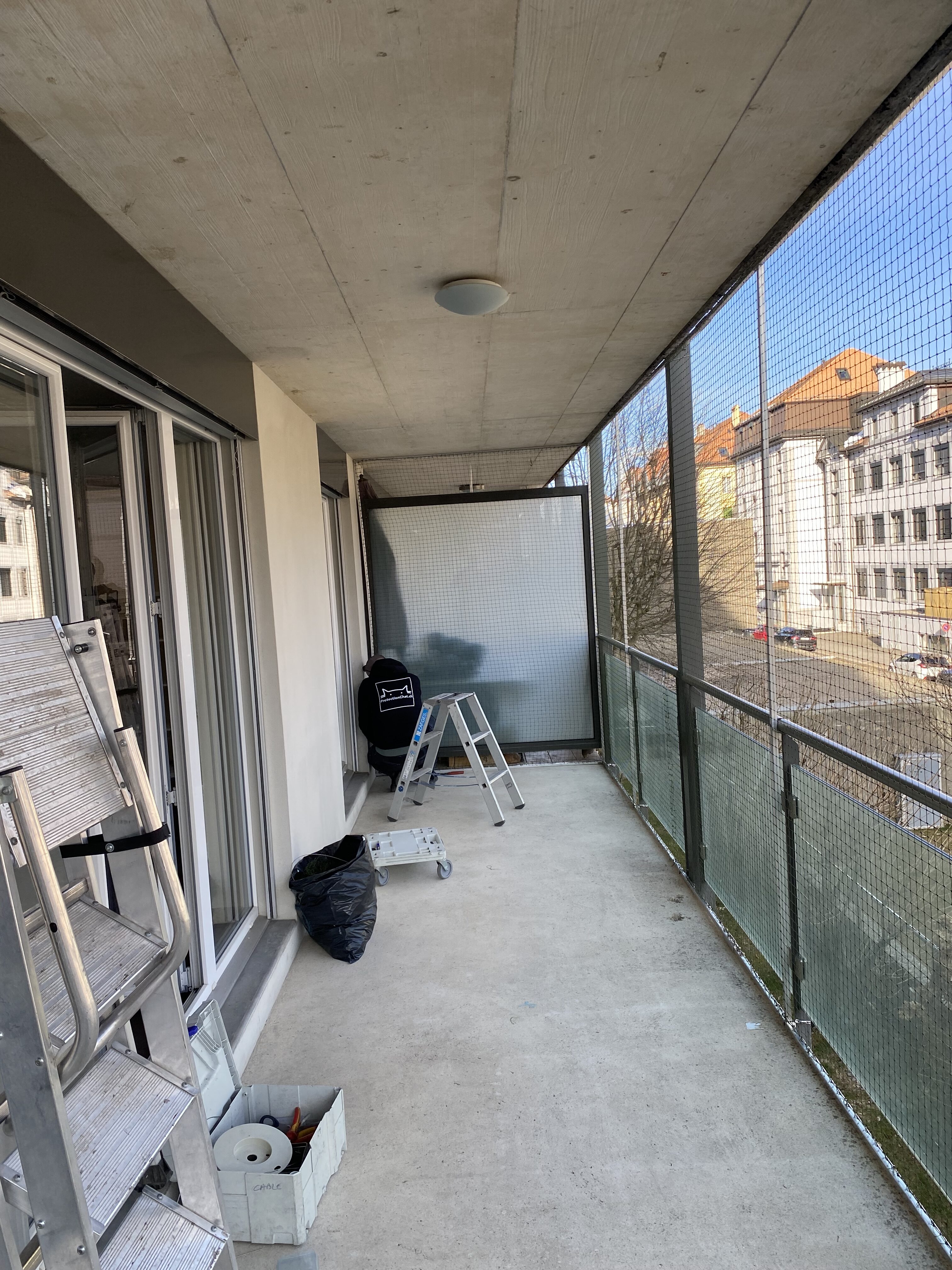 Securing a balcony without drilling holes 06